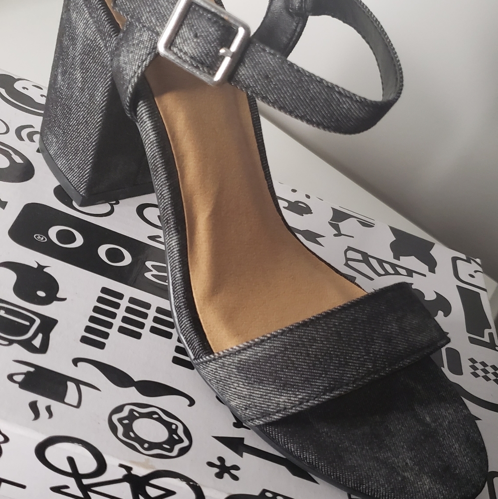 Heels - Picture 2 of 4